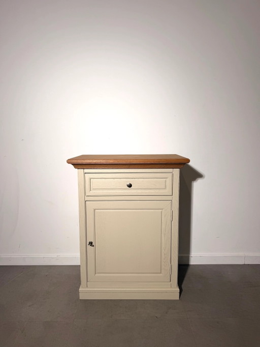 Bemalter Akzentschrank aus Eiche mit Naturholzplatte