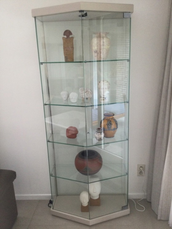 Image 1 of Glasvitrine mit Beleuchtung. Vollständig aus Glas gefertigt.