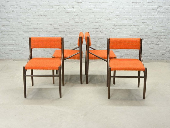 Set aus 4 Esszimmerstühlen aus Wengé-Holz mit orangefarbenem Bouclé-Stoffbezug. Niederlande, 1960er Jahre. (photo 3 of 13)