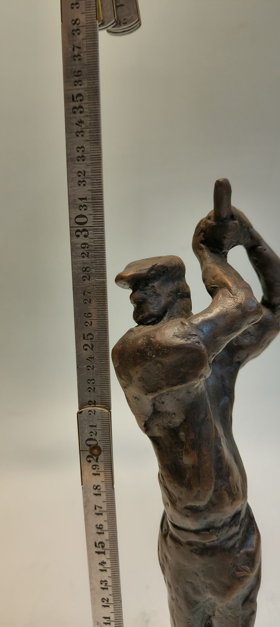 Image 1 of Statue expressive en bronze et laiton représentant un golfeur