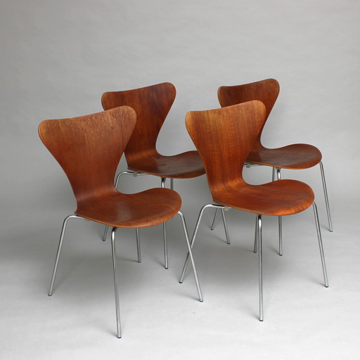 Arne Jacobsen (1902-1971) - Satz von 4 Schmetterlingsstühlen aus Teakholz - 3107 - Fünfziger Jahre Produktion