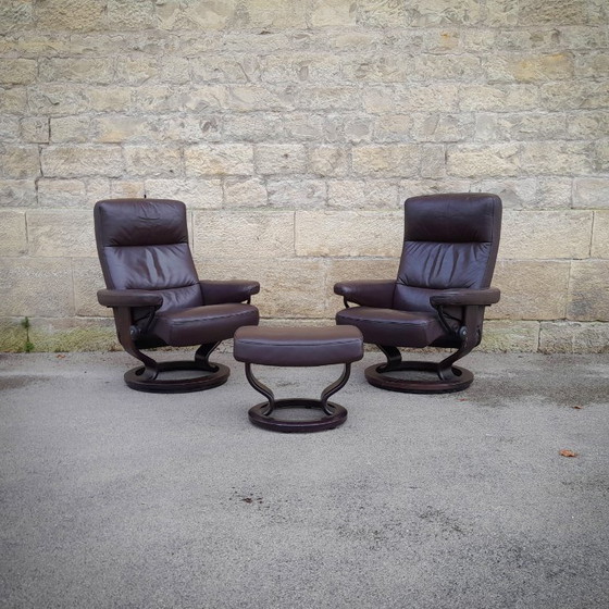 Image 1 of Paire de fauteuils et ottoman scandinaves en cuir Stressless par Ekornes, Norvège, 1970