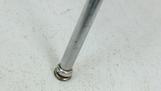 Image 1 of Mesa de centro de tres patas de los años 50 con tablero de formica y patas cromadas inclinadas.