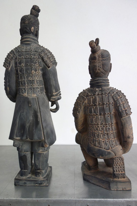 Image 1 of Paire de guerriers chinois en terre cuite, H52 et H 40cm