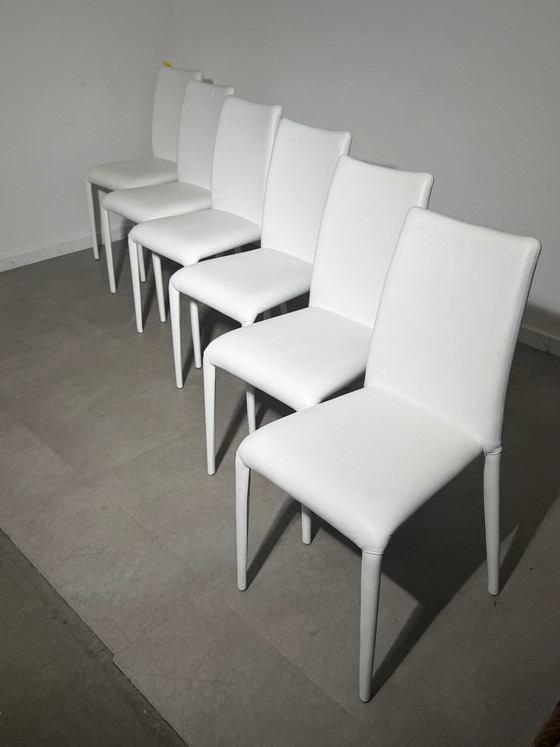 Set van zes witte leren eetkamerstoelen – Italiaans design (photo 2 of 8)