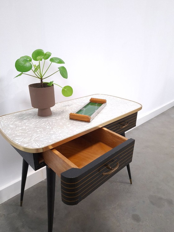 Mobile anni '50 con gambe inclinate, piano in laminato, cassetti e dettagli dorati. – Cassettiere, Wood (photo 8 of 20)