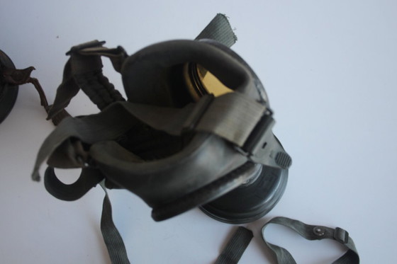 Image 1 of Origineel gasmasker uit de Tweede Wereldoorlog met naamplaatje en soldatenrang, circa 1940