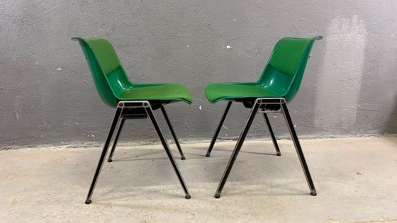Image 1 of Een paar groene plastic conferentiestoelen in mid-century modern stijl, met chromen frame, jaren 1985, Italië