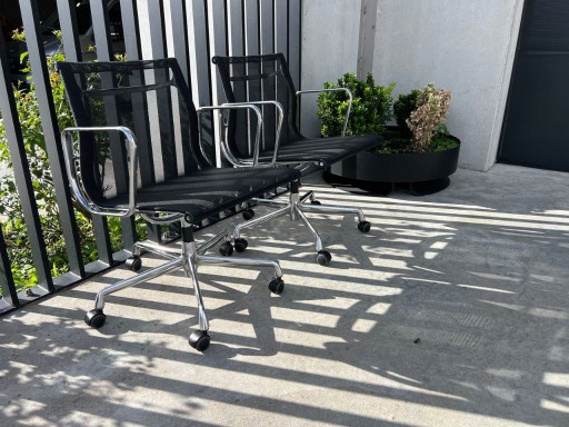 2x Vitra Eames Netweave Stoelen EA108 Met Wielen