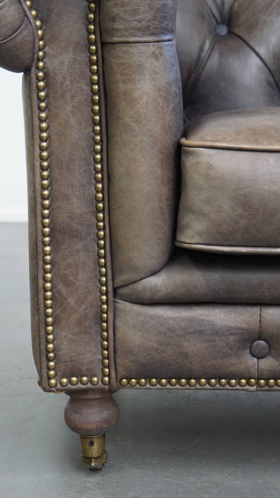 Image 1 of Grijze rundleren chesterfield clubfauteuil in Engelse stijl op wieltjes