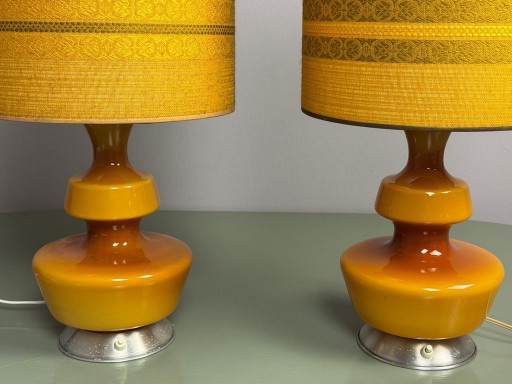 Mid-Century Belgische De Rupel Okergeel Opaalglas Tafellamp met Vintage Textiel Kap. België, 1960s–70s. Ref.: TL201-1