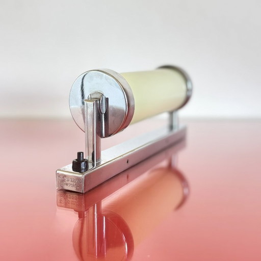Functionalist wall lamp