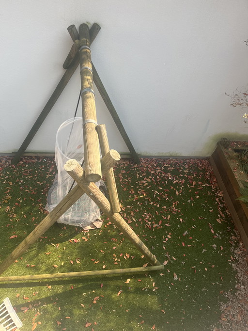 Houten schommel installatie. Inclusief drie schommels. Ook geschikt voor hangstoel of hangbank  