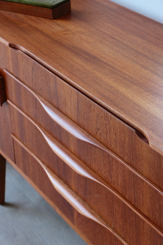 Image 1 of Skandinavisches Teak-Sideboard, 1960er Jahre - Restauriertes Beautility-Sideboard