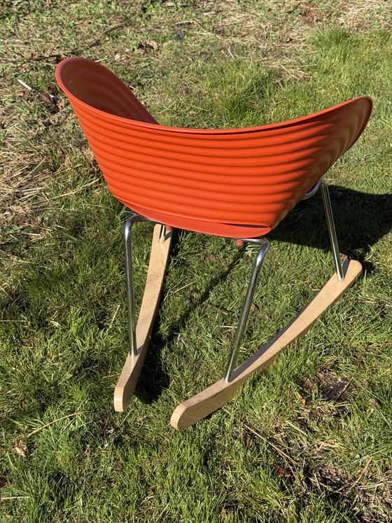 Image 1 of Sedia a dondolo Tom Vac, rossa su cromo con base in legno di faggio