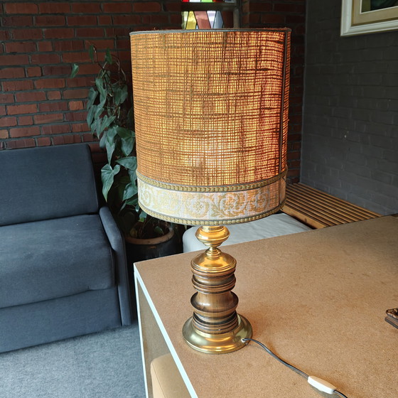 Image 1 of Auffällige Tischleuchte aus Messing und Holz mit Bastschirm – Hollywood Regency Stil, ca. 1970