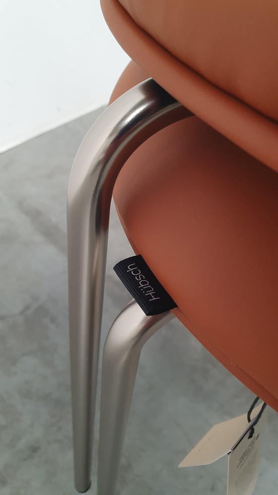 Image 1 of 2 taburetes apilables de bar Hübsch Design en color coñac/níquel marrón