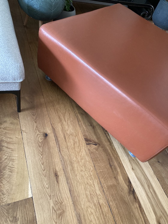 Image 1 of grande poggiapiedi in pelle rosso-marrone 104x104x43(h)