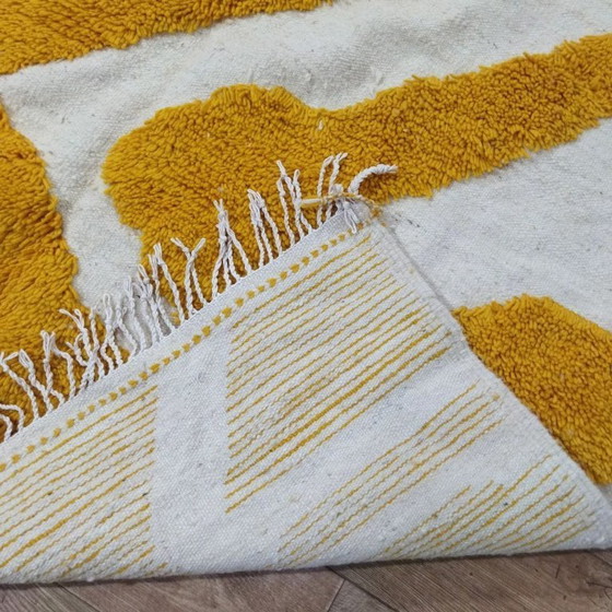 Image 1 of Natürlicher goldener Berberteppich aus Wolle – Boho-Chic, handgewebtes Unikat (255 × 160 cm)