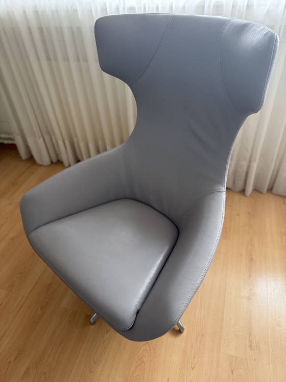 Image 1 of Poggiapiedi e cuscino poggiatesta per poltrona Leolux Caruzzo, colore grigio chiaro.