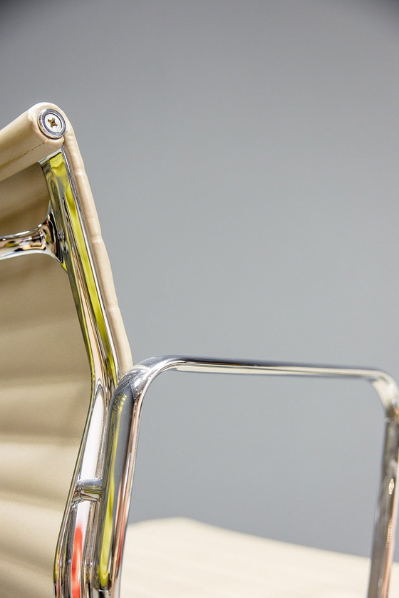 Image 1 of Silla de oficina Eames EA117, 6x