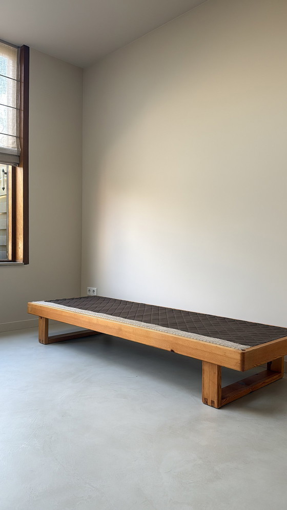 Image 1 of Dos sofás suecos antiguos y una mesa de pino.