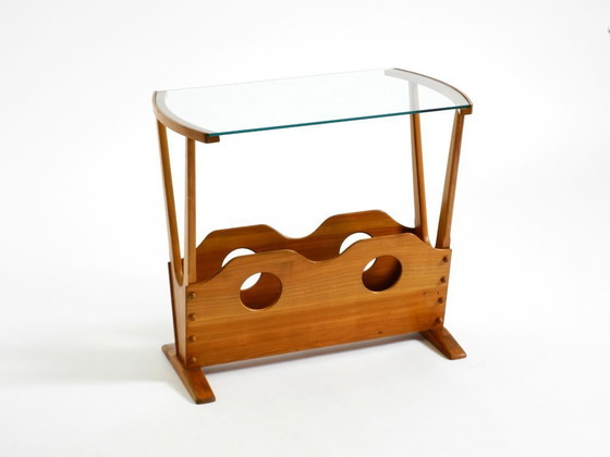Image 1 of Preciosa mesa auxiliar moderna de mediados de siglo con revistero, fabricada en madera de fresno y cristal.