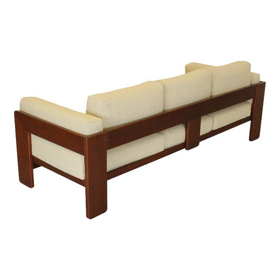 Image 1 of Sofá de tres plazas "Bastiano" restaurado en bouclé blanco roto y nogal, de Afra y Tobia Scarpa para Gavina, 1966