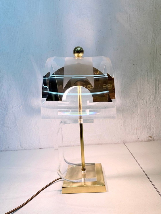Lampe de table de style Hollywood Regency en acrylique et métal plaqué or, design années 70/80 – Plexiglass (photo 7 of 15)