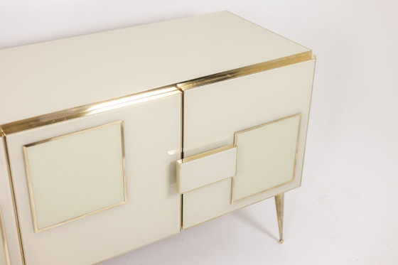 Image 1 of Credenza in vetro opalino color crema e bronzo dorato. Stile contemporaneo.