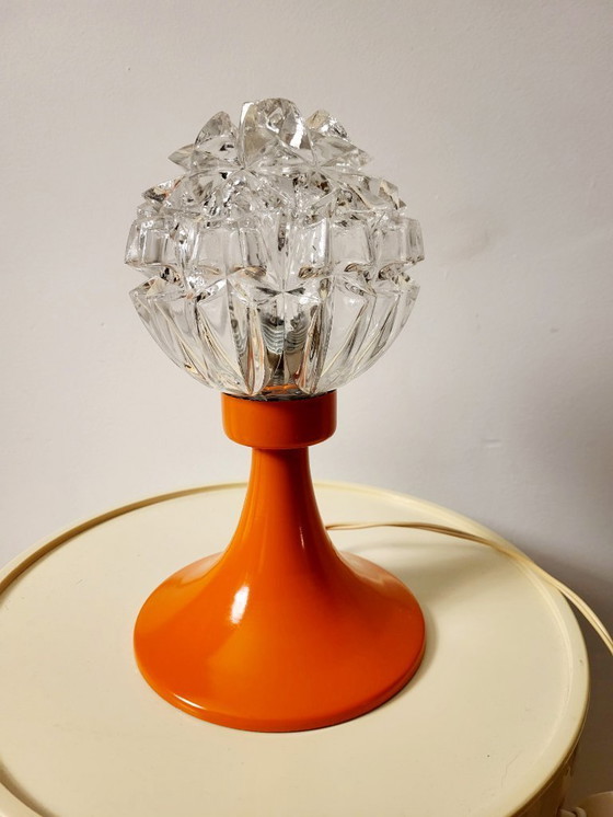 Image 1 of Lampada da tavolo vintage in stile spaziale degli anni '60 con paralume in vetro e base in metallo arancione