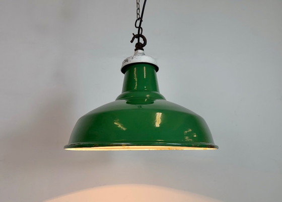 Image 1 of Industriële Britse groene emaille fabriekshanglamp, jaren 60