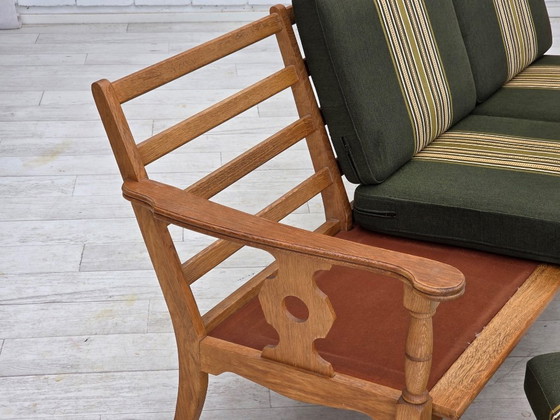 Image 1 of Deense driezitsbank uit de jaren 70, bekleed met groene meubelwol en gemaakt van massief eikenhout.