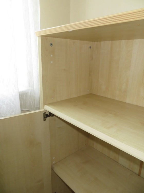 Image 1 of Escritorio con armario a juego