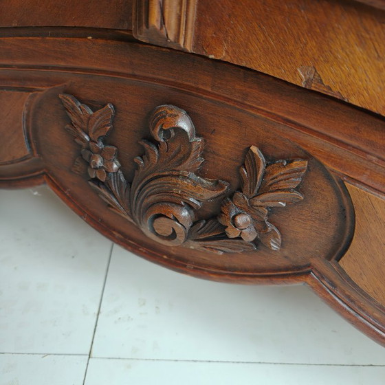 Image 1 of Armadio in legno intagliato in stile francese Luigi XV con ante a specchio