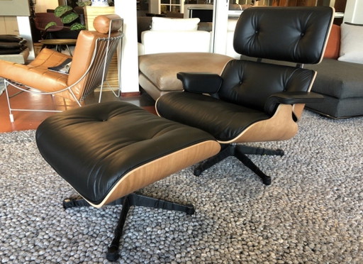Poltrona Vitra + Pouf in pregiata pelle color ciliegio americano Nero