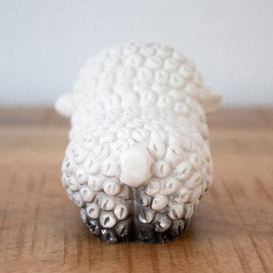 Image 1 of Figurine de mouton vintage faite à la main : un design unique et ludique