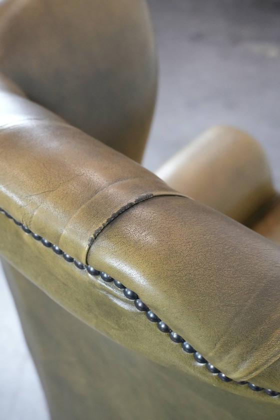 Image 1 of Poltrona Chesterfield con schienale alto in pelle di mucca verde muschio in stile inglese, rifinita con chiodi decorativi