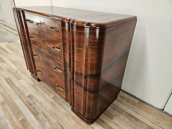Image 1 of Commode Art déco des années 1940 en noyer, à 4 tiroirs et poignées en laiton