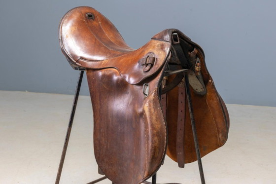 Image 1 of Coppia di sgabelli da bar stile sella, in pelle vintage e struttura in metallo, fine XX secolo.