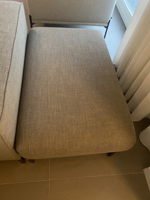 Design on stock hocker poef Aikon lounge met zwarte pootjes