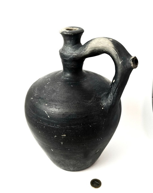 Antica brocca d'acqua in ceramica nera ungherese fatta a mano, Botijo, argilla risalente ai primi del XX secolo