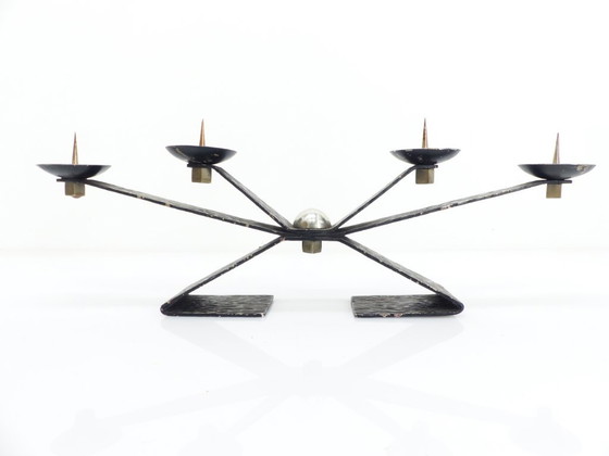 Image 1 of Modernistische brutalistische kroonluchter met vier zwartgeblakerde, gehamerde metalen punten, Europa, circa 1960-1970