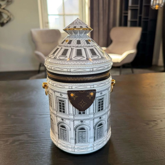 Louis Vuitton Fornasetti Cannes Architekturvase – Andere Taschen, Leinwand (photo 19 of 33)