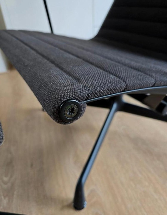 Image 1 of Fauteuil lounge Vitra Eames EA124 + repose-pieds EA125
