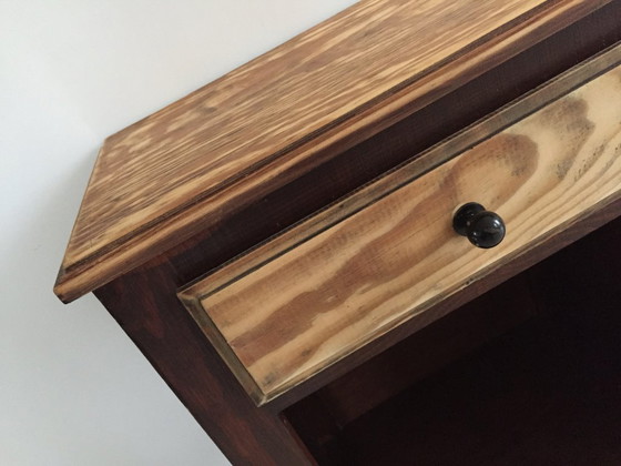 Image 1 of Nachtkastje met kompasvormige poten