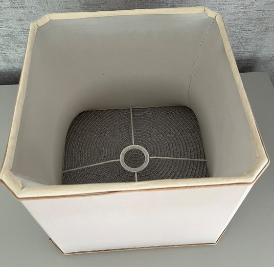 Image 1 of Abat-jour carré en tissu beige à coins biseautés. En très bon état vintage.