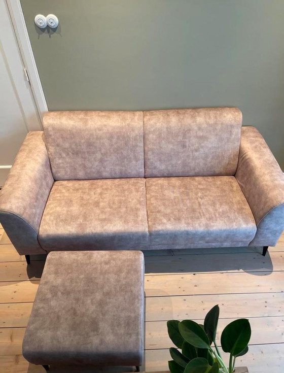 Image 1 of Mooie 2,5 Zits bank en hocker - zo goed als nieuw