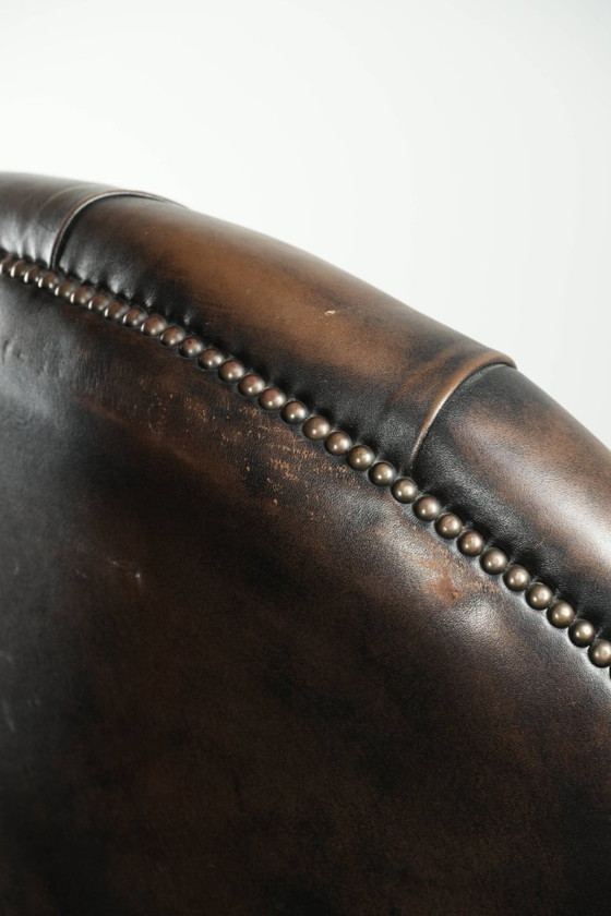 Image 1 of Grote bruine rundleren vintage chesterfield bureaustoel in hoogte verstelbaar en draaibaar op wieltjes met siernagels 