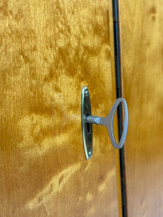 Image 1 of Zeer mooie houten kledingkast/linnenkast uit het midden van de vorige eeuw, in vintage stijl.